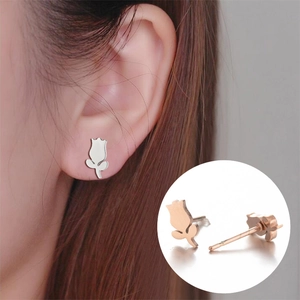 Vue détaillée des boucles d'oreilles tulipe en argent et or rose sur l'oreille