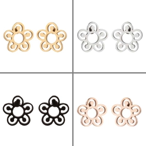 Détail de quatre boucles d'oreilles fleurs en finitions or, argent, noir et rose