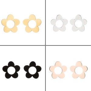 Boucles d'oreilles fleurs en finitions or, argent, noir et or rose sur fond blanc
