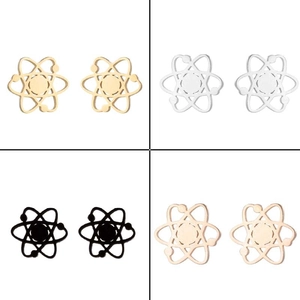 Détails de boucles d'oreilles structure atomique en or, argent, noir et or rose poli