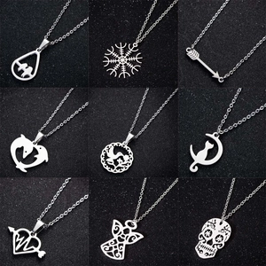 Set mit neun geometrischen Tier- und Totenkopfanhängern aus poliertem Silberstahl