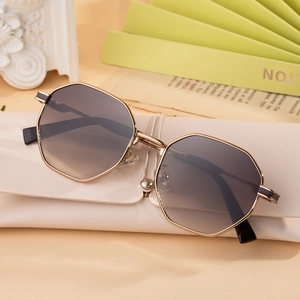 Lunettes de soleil octogonales en métal avec verres dégradés et étui en cuir crème