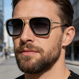 Detail of square pilot sunglasses with golden metal double bridge and gradient lenses