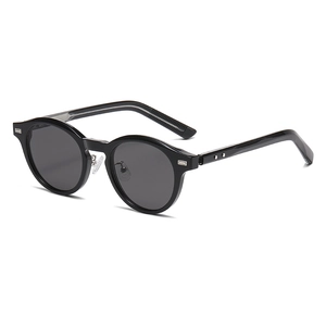 Lunettes de soleil rondes noires classiques avec monture en acétate et rivets