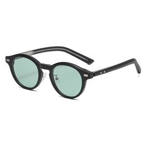 Lunettes de soleil rondes rétro avec verres vert menthe et rivets argentés