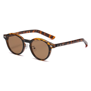 Lunettes de soleil rondes rétro en écaille avec verres bruns et rivets métalliques