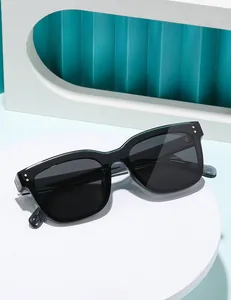 Gros plan sur lunettes de soleil carrées polarisées noires avec rivets métalliques