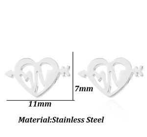 Detailansicht der Herz-Pfeil-Ohrstecker aus Edelstahl mit Maßen von 11 mm x 7 mm