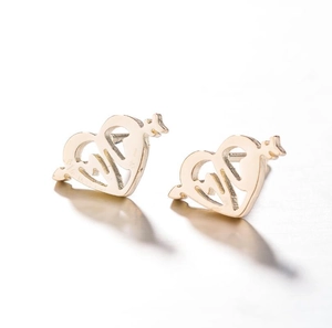 Goldene Edelstahl Ohrstecker mit Herz und Pfeil Motiv im eleganten hohl-ausgeschnitten Design