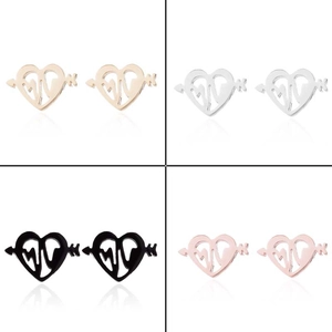 Detailansicht der Herz-Ohrstecker in Gold, Silber, Schwarz und Roségold-Finish