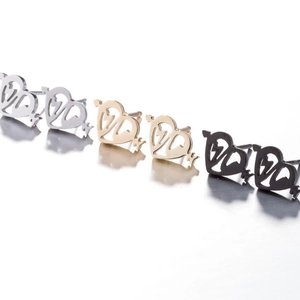 Drei Paar Herz-Pfeil-Ohrstecker in Silber Gold und Schwarz aus poliertem Edelstahl