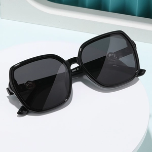 2025 square polarized sunglasses for women in black frame at a 45-degree angle