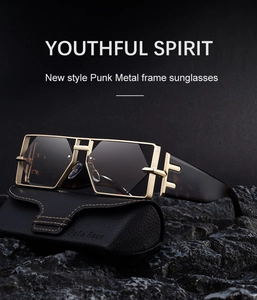Detailansicht der Punk-Metallsonnenbrille mit Goldrahmen auf einem schwarzen Lederetui