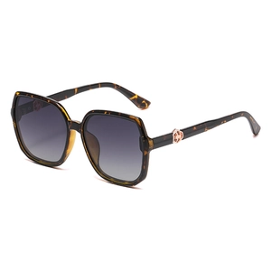 Trendy women square polarized sunglasses with tortoise frame and gradient lenses