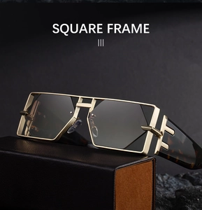 Detail einer eckigen Gold-Metall-Sonnenbrille mit Schildpatt-Bügeln auf Lederetui
