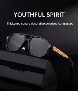 Vue détaillée des lunettes de soleil carrées polarisées avec branches dorées embossées