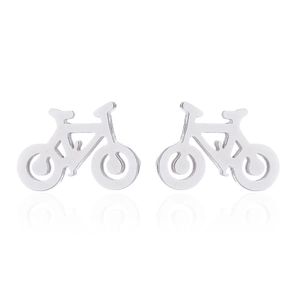 Gros plan de boucles d'oreilles vélo minimalistes en argent sur un fond blanc pur