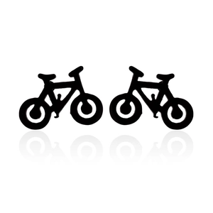 Gros plan de boucles d'oreilles vélo en acier noir mat avec reflet miroir doux