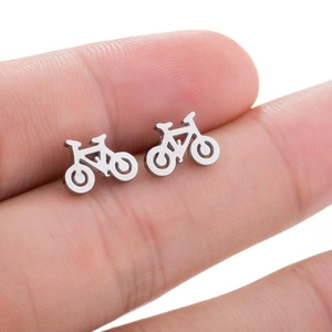 Boucles d'oreilles vélo en argent sur le doigt pour montrer la taille délicate