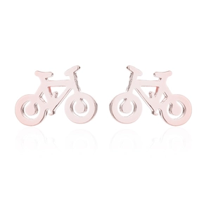 Gros plan de boucles d'oreilles vélo en or rose avec une surface polie miroir