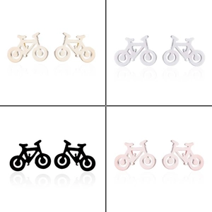 Détail de boucles d'oreilles vélo en finitions or, argent, noir et or rose brillant