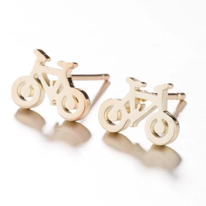 Boucles d'oreilles vélo minimalistes en acier inoxydable doré avec finition polie
