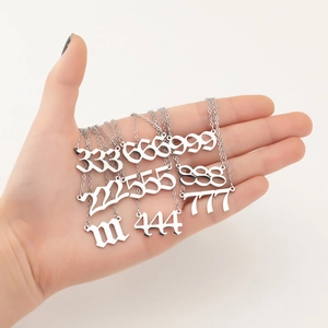 Parure de colliers en acier inoxydable avec pendentifs chiffres angéliques de 111 à 999