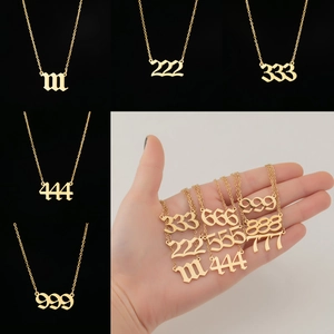 Détails des pendentifs chiffres en vieil anglais dorés sur fines chaînes maille
