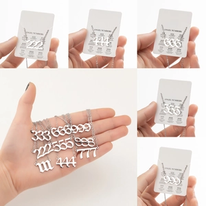 Vue détaillée des pendentifs chiffres angéliques argent 111 à 999 avec cartes