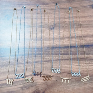 Vue à plat des colliers avec numéros d'ange 111-999 en acier inoxydable or et argent