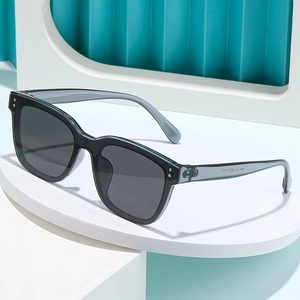 Lunettes de soleil polarisées carrées pour femmes avec monture grise et verres sombres