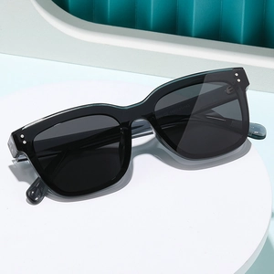 Lunettes de soleil polarisées carrées pour femmes avec monture noire brillante