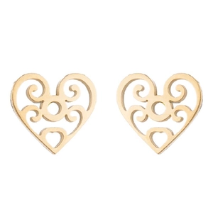 Détail macro de boucles d'oreilles cœur vintage dorées avec motif en filigrane