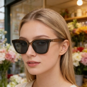 Gros plan de lunettes de soleil œil de chat polarisées avec monture marron élégante