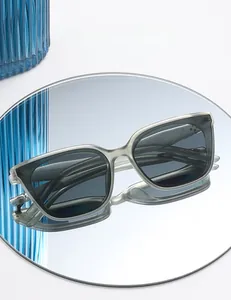 Détail des lunettes de soleil polarisées avec monture grise sur surface réfléchie