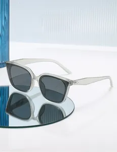 Détail des lunettes de soleil carrées œil-de-chat avec monture blanc mat et verres polarisés