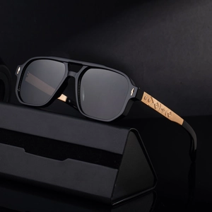 Lunettes de soleil pilote carrées avec branches dorées gaufrées et verres gris foncé