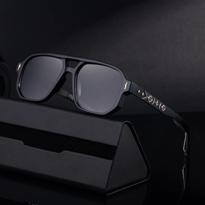 Lunettes de soleil polarisées rétro pour hommes avec détails en métal doré et étui