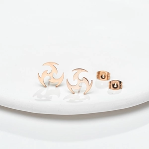 Gros plan sur des boucles d'oreilles tourbillon en plaqué or 18 carats avec motif découpé