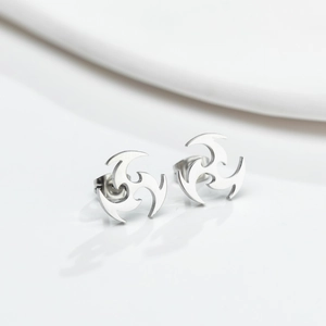 Clous d'oreilles en acier inoxydable argent poli avec un design tribal ajouré unique