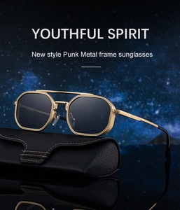 Détail de lunettes de soleil steampunk carrées avec monture dorée et étui en cuir