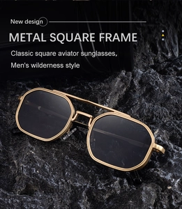 Détail de lunettes de soleil carrées en métal doré avec double pont sur roche