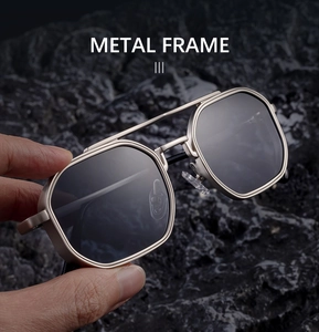 Gros plan sur la monture en métal argenté vintage et le double pont des lunettes de soleil