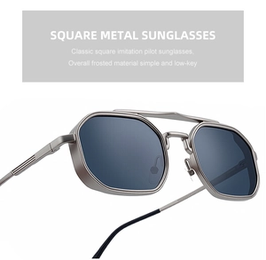 Détail de lunettes de soleil carrées en métal argenté mat avec double pont texturé