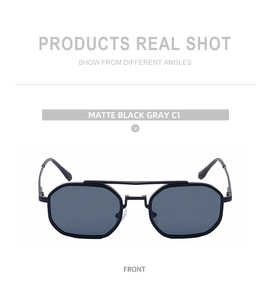 Vue de face de lunettes de soleil géométriques noir mat avec double pont et verres gris