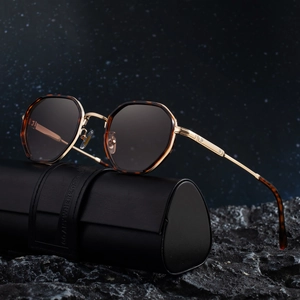 2025 Square retro sunglasses with amber tortoise frames and polarized dark brown lenses