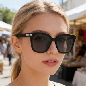 Lunettes de soleil carrées oversize pour femmes en noir avec détails métalliques argentés