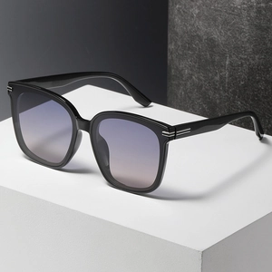 Lunettes de soleil carrées noires oversize avec verres dégradés violets sur support chic