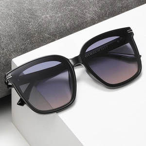 Lunettes de soleil carrées oversize tendance 2025 avec verres dégradés violet et gris