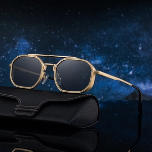 Lunettes de soleil vintage homme à monture métallique dorée et double pont sur étui